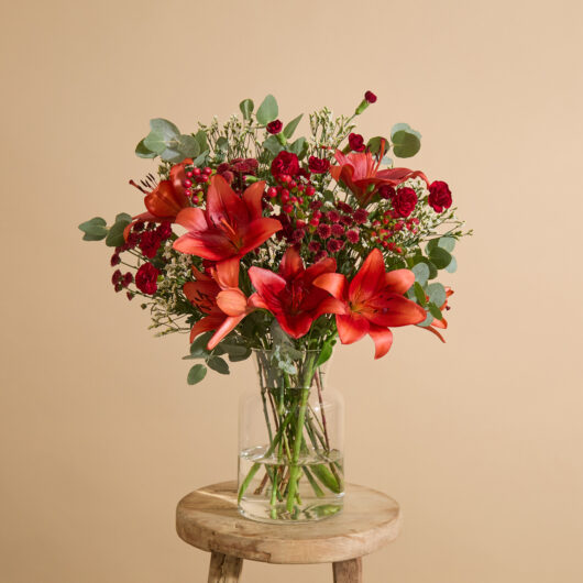 Black Friday Flower bouquet with red roses and green highlights | Send flowers online | Lace Letters | size: classic